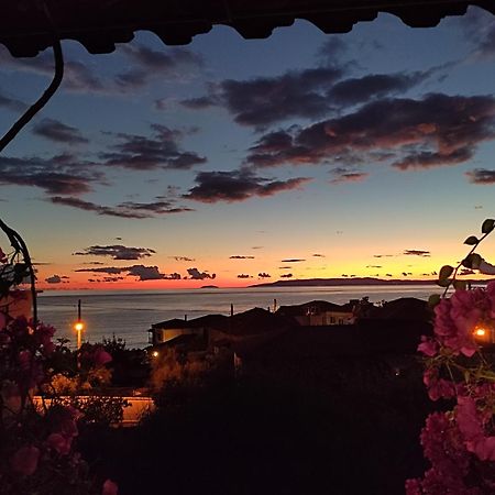Iliolithos Rooms Kardhamili Bagian luar foto