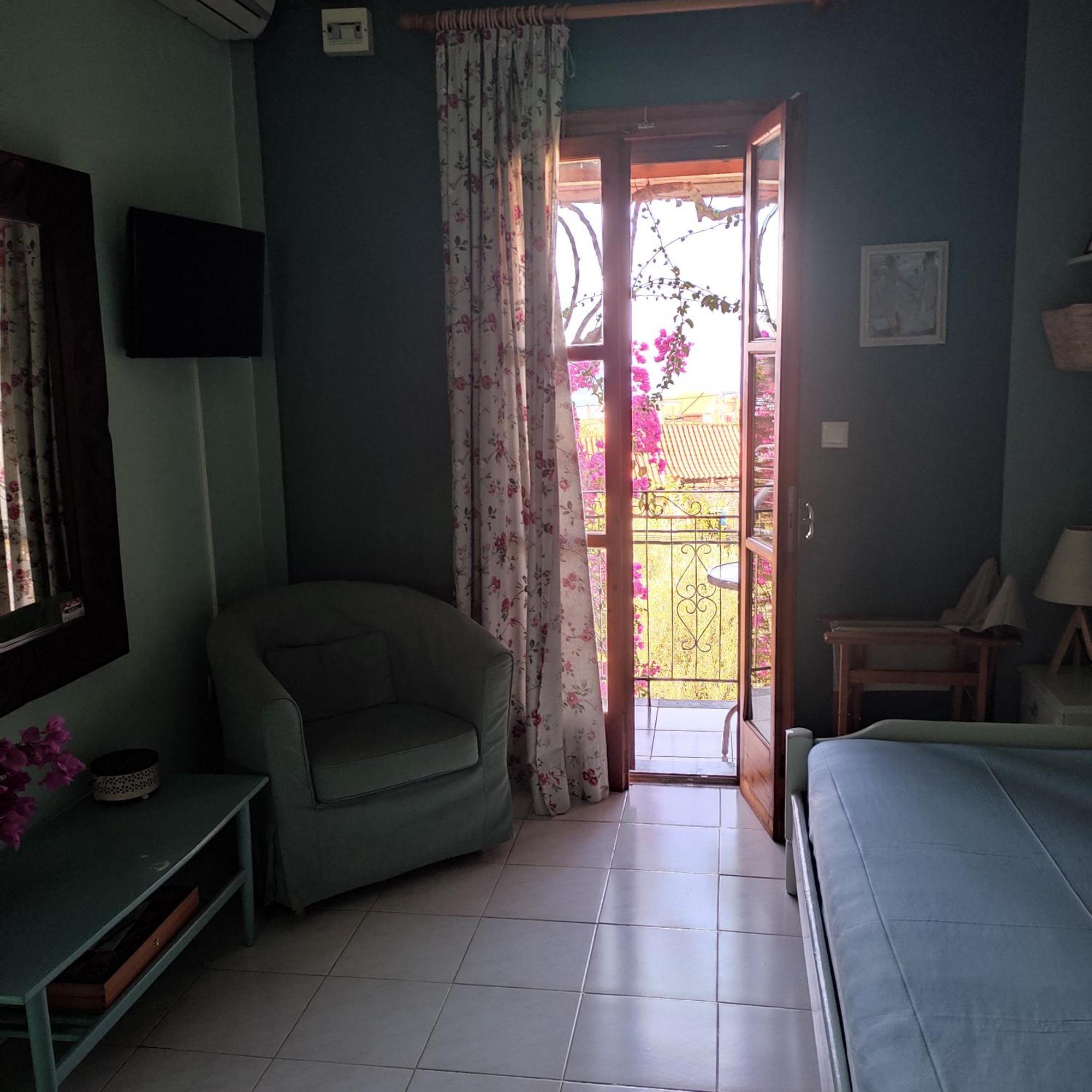 Iliolithos Rooms Kardhamili Bagian luar foto