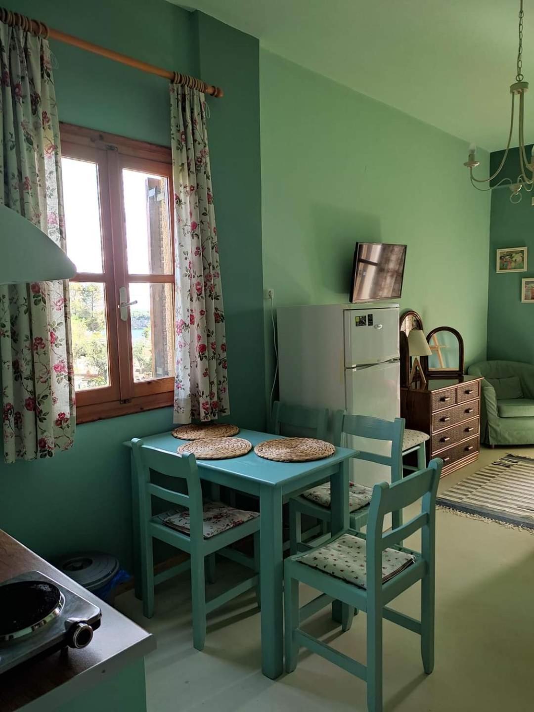 Iliolithos Rooms Kardhamili Bagian luar foto
