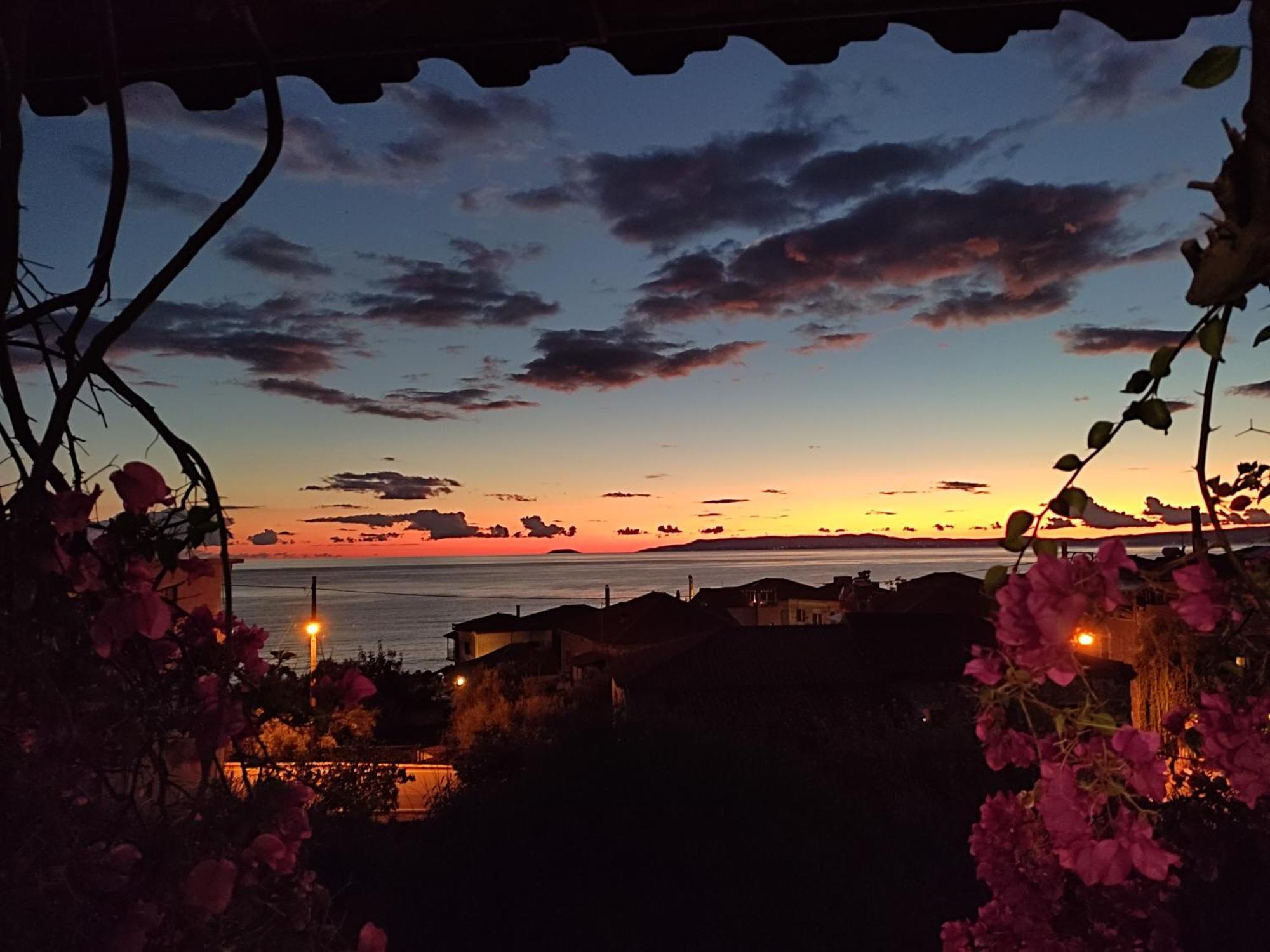 Iliolithos Rooms Kardhamili Bagian luar foto