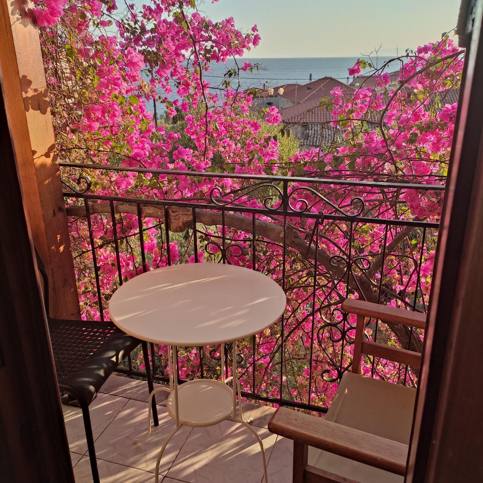 Iliolithos Rooms Kardhamili Bagian luar foto